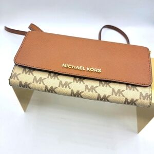 Michael Kors MK Signature Convertible Wallet • Crossbody